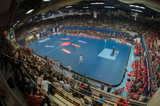 Unihockeyspiel in einer grossen Sporthalle